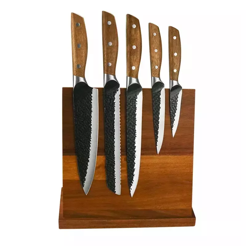 Кухонный нож с деревянной рукояткой
